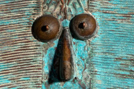 Makroaufnahme einer hölzernen Kota Reliquienfigur aus Gabun. Afrikanische Stammeskunst mit meisterhafter Handwerkskunst und spiritueller Symbolik.