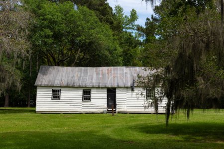 Foto de Charleston, Carolina del Sur, EE.UU. - 10 de abril de 2023: Cabaña de esclavos en la histórica plantación de Magnolia en Charleston, Carolina del Sur. - Imagen libre de derechos