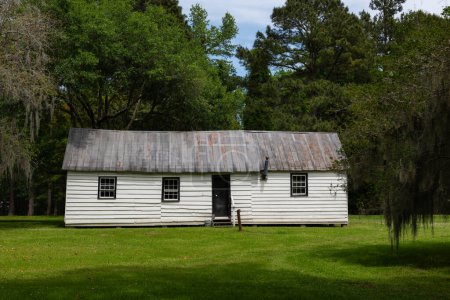 Foto de Charleston, Carolina del Sur, EE.UU. - 10 de abril de 2023: Cabaña de esclavos en la histórica plantación de Magnolia en Charleston, Carolina del Sur. - Imagen libre de derechos