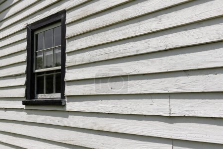 Foto de Composición de una ventana sobre un antiguo edificio de madera. - Imagen libre de derechos