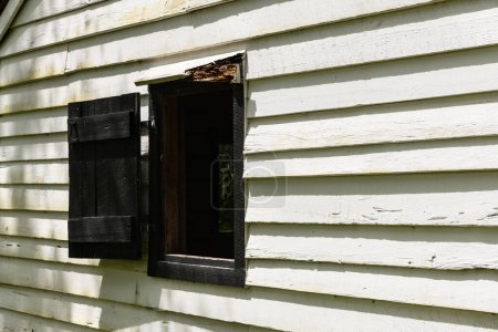 Téléchargez les photos : Composition d'une fenêtre sur un vieux bâtiment en bois. - en image libre de droit