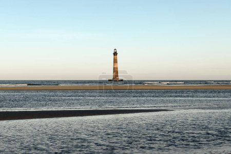 Morris Island Leuchtturm von der Küste von Folly Beach in der Nähe von Charleston, South Carolina.