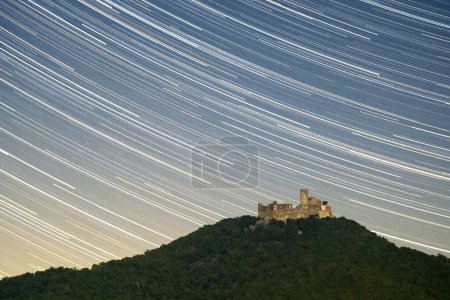 Schloss Montsoriu auf dem Gipfel des Berges bei Nacht mit Sternen