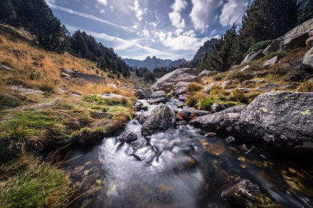 Río en Aig estortes y Parque Nacional Sant Maurici, Pirineos España