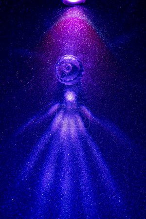 On a gradient background, a scattered gradient beam of lilac and blue light