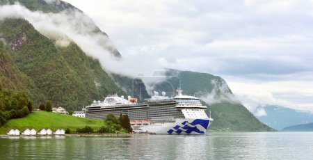 Téléchargez les photos : Skjolden, Sognefjord, Norvège - 28 juin 2022 : Faible brume et Princes du Ciel au port - en image libre de droit