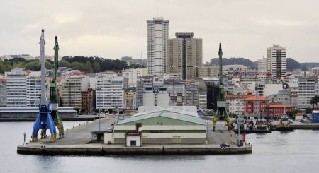 Foto de Porto do Son, La Coruña, España - 4 de octubre de 2021: Almacén y grúas en el puerto - Imagen libre de derechos