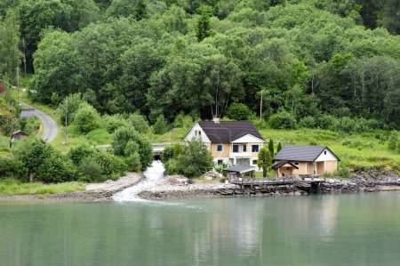 Téléchargez les photos : Accueil au bord de l'eau et quai à Skjolden, Norvège - en image libre de droit