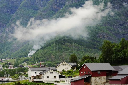 Téléchargez les photos : Détails d'un sentier de feu et de fumée au-dessus du village de Skjolden - en image libre de droit