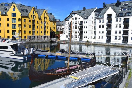 Téléchargez les photos : Alesund, Norvège - 30 juin 2023 Norvégien : Alesund Harbour et un bateau traditionnel - en image libre de droit