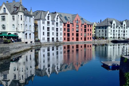 Téléchargez les photos : Alesund, Norvège - 30 juin 2023 : Réflexions d'appartements à Alesund Harbour - en image libre de droit