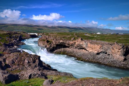 Téléchargez les photos : Godafoss, Islande - 2 juillet 2022 : Cascade sur la rivière Skjalfandafljot - en image libre de droit