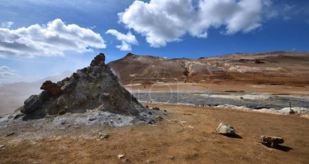 Téléchargez les photos : Namafjall, Gjaldskylda, Islande - 2 juillet 2022 : Gaz fumerolé s'élevant produisant une cheminée conique - en image libre de droit