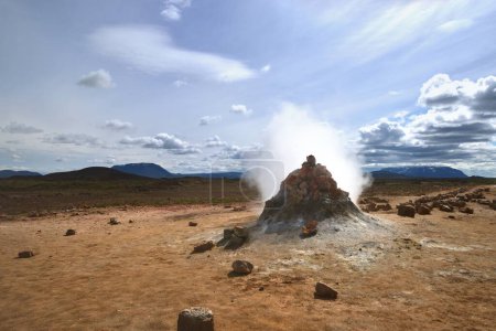 Téléchargez les photos : Namafjall, Gjaldskylda, Islande - 2 juillet 2022 : Gaz fumerolé s'élevant produisant une cheminée conique - en image libre de droit