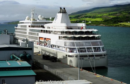 Foto de Puerto de Akureyri, Islandia - 2 de julio de 2022: Silvesea Silver Whisper junto a Akureyri - Imagen libre de derechos
