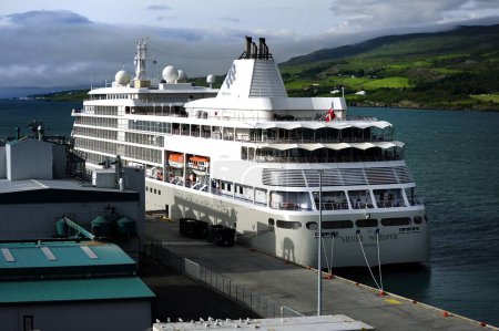 Foto de Puerto de Akureyri, Islandia - 2 de julio de 2022: Silvesea Silver Whisper junto a Akureyri - Imagen libre de derechos