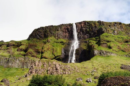Téléchargez les photos : Cascade de Bjarnafoss dans la campagne islandaise - en image libre de droit