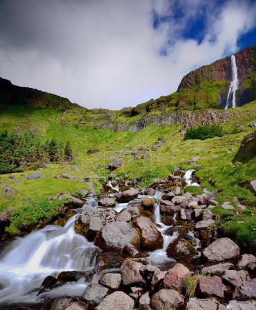 Téléchargez les photos : Cascade de Bjarnafoss dans la campagne islandaise - en image libre de droit