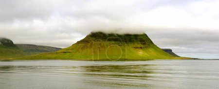 Téléchargez les photos : Nuages bas sur le sommet de Kirkjufell - en image libre de droit