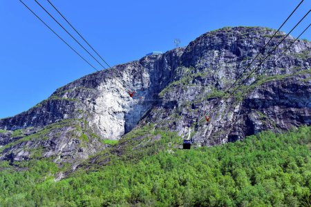 Téléchargez les photos : Léon, Olden, Norvège - 29 juin 2022 : Téléski jusqu'au sommet de Hoven - en image libre de droit