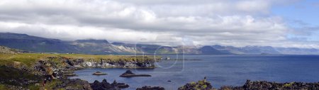 Téléchargez les photos : Lumière du soleil sur la côte volcanique islandaise - en image libre de droit