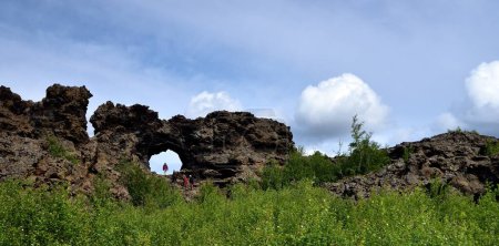 Téléchargez les photos : Skyline volcanique et un touriste dans le trou - en image libre de droit