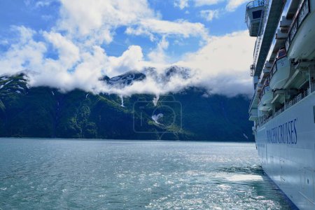 Téléchargez les photos : Baie de Yakutat, Alaska, USA - 27 juin 2023 - Princesse héritière dans la baie de Yakutat - en image libre de droit
