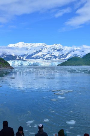 Téléchargez les photos : Baie de Yakutat, Alaska - 27 juin 2023 - Touristes observant le glacier Hubbard - en image libre de droit