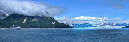Téléchargez les photos : Baie de Yakutat, Alaska, États-Unis - 27 juin 2023 : Régate océanique observant le glacier Hubbard - en image libre de droit