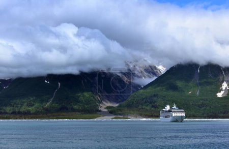 Téléchargez les photos : Baie de Yakutat, Alaska, USA - 27 juin 2023 : Régate Oceani dans la baie de Yakutat - en image libre de droit