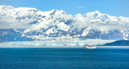 Téléchargez les photos : Baie de Yakutat, Alaska, États-Unis - 27 juin 2023 : Régate océanique observant le glacier Hubbard - en image libre de droit