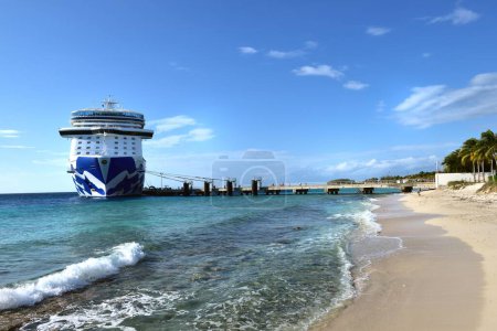 Téléchargez les photos : Port de croisière, Grands Turcs - 4 février 2024 : Princesse enchantée amarrée près de la plage - en image libre de droit