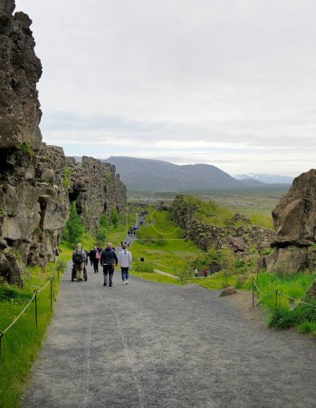 Téléchargez les photos : Division des plaques tectoniques, Islande - 5 juillet 2022 : Passerelle entre les plaques eurasiennes et nord-américaines - en image libre de droit