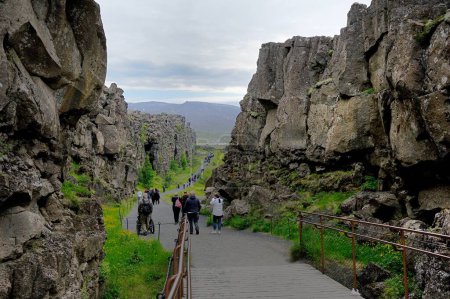 Téléchargez les photos : Division des plaques tectoniques, Islande - 5 juillet 2022 : Passerelle entre les plaques eurasiennes et nord-américaines - en image libre de droit