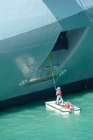 Téléchargez les photos : Port de croisière de St Johns, Antigua - 1er février 2024 : Les travailleurs peignent la coque du navire - en image libre de droit