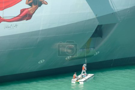 Foto de St Johns Cruise Port, Antigua - 1 de febrero de 2024: Trabajadores pintando el casco del barco - Imagen libre de derechos