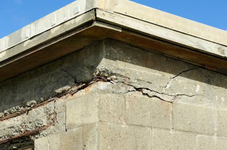 Details einer schlechten Bewehrung, die zu abbröckelndem Beton führt