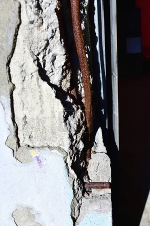 Details einer schlechten Bewehrung, die zu abbröckelndem Beton führt