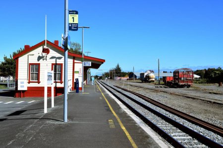 Foto de Carterton, Nueva Zelanda - 4 de mayo de 2024: Turista solitario en la plataforma ferroviaria de Carterton - Imagen libre de derechos