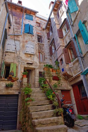 Téléchargez les photos : Narrow Street of Rovinj with vintage and old facades, Istria, Croatia - en image libre de droit