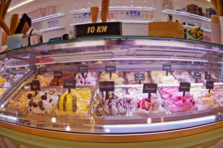 Téléchargez les photos : Croatian ice cream refrigeration in Porec .It is one of the best ice cream place in town popular among tourists - en image libre de droit