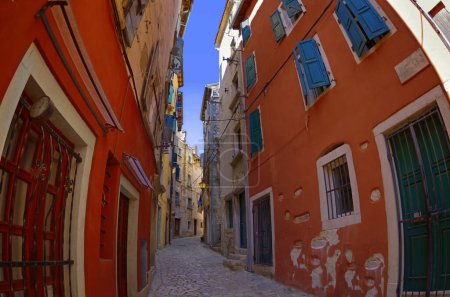 Téléchargez les photos : Streets of Rovinj with calm, colorful building facades, Istria, Rovinj is a tourist destination on Adriatic coast of Croatia - en image libre de droit