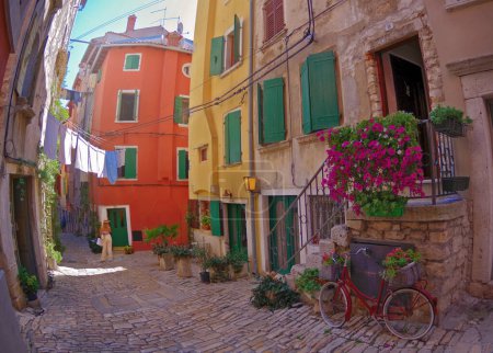 Téléchargez les photos : Streets of Rovinj with calm, colorful building facades, Istria, Croatia - en image libre de droit