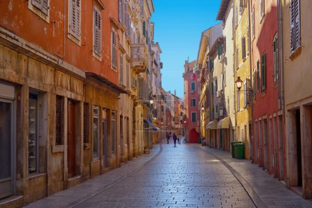 Téléchargez les photos : Streets of Rovinj with calm, colorful building facades, Istria, Rovinj is a tourist destination on Adriatic coast of Croatia - en image libre de droit