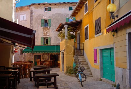 Foto de Medieval Croatian old street,with street cafe in Porec, Istria - Imagen libre de derechos