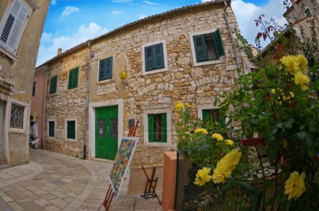Foto de Calles de Porec con fachadas de edificios tranquilos y coloridos en Croacia, Istria. Concepto de viaje fondo - Imagen libre de derechos