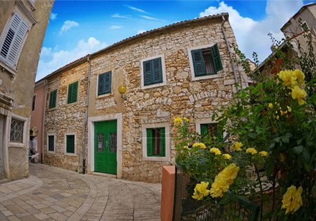 Foto de Calles de Porec con fachadas de edificios tranquilos y coloridos en Croacia, Istria. Concepto de viaje fondo - Imagen libre de derechos