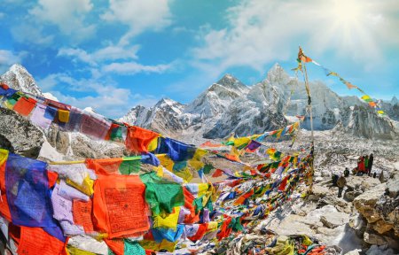 Foto de Vista del Monte Everest y Nuptse con banderas de oración budistas desde kala patthar en el Parque Nacional Sagarmatha en el Himalaya de Nepal - Imagen libre de derechos