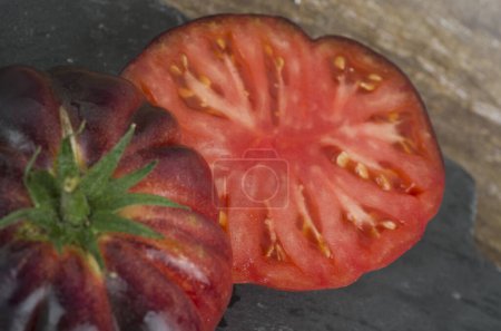Foto de Tomates rojos maduros frescos sobre fondo negro - Imagen libre de derechos