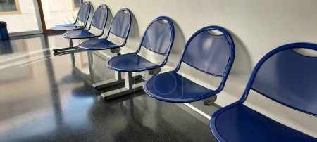 Téléchargez les photos : Rangée de chaises bleues dans une salle d'attente - en image libre de droit